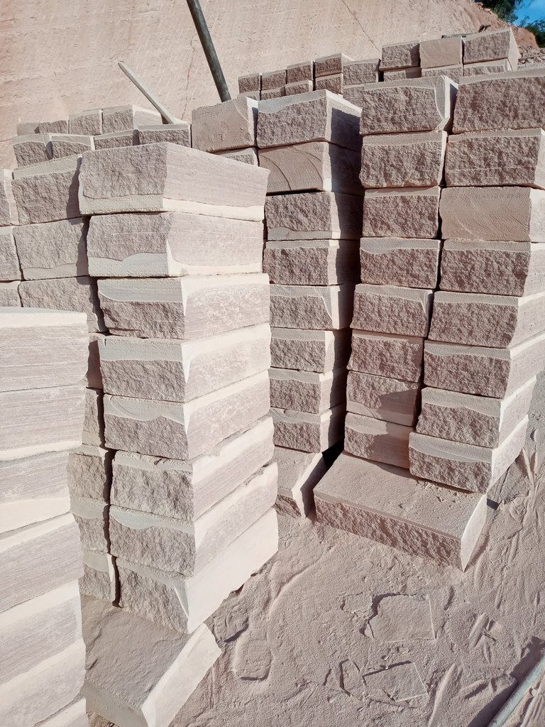 Pedras grés direto da pedreira para alicerce ou muro em Gravataí